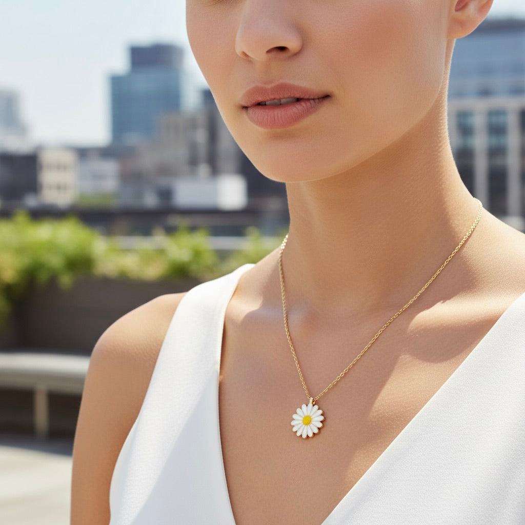 Halskette „Bellis“ aus Sterlingsilber 925 mit Gänseblümchen-Anhänger, Gelbgold vergoldet