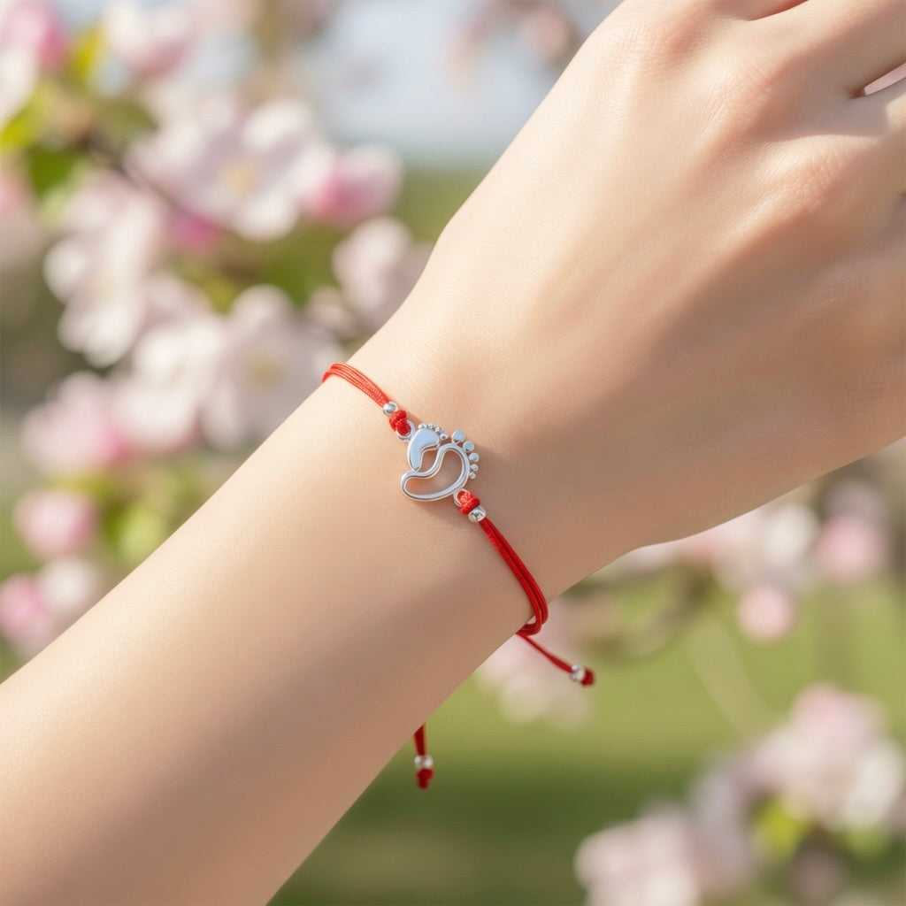 Rotes Schnurarmband mit Sterling Silber 925 Babyfüße Charm „Erste Schritte“