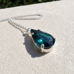 Halskettenanhänger aus 925er Sterlingsilber mit tropfenförmigem Swarovski-Kristall „Vireo“