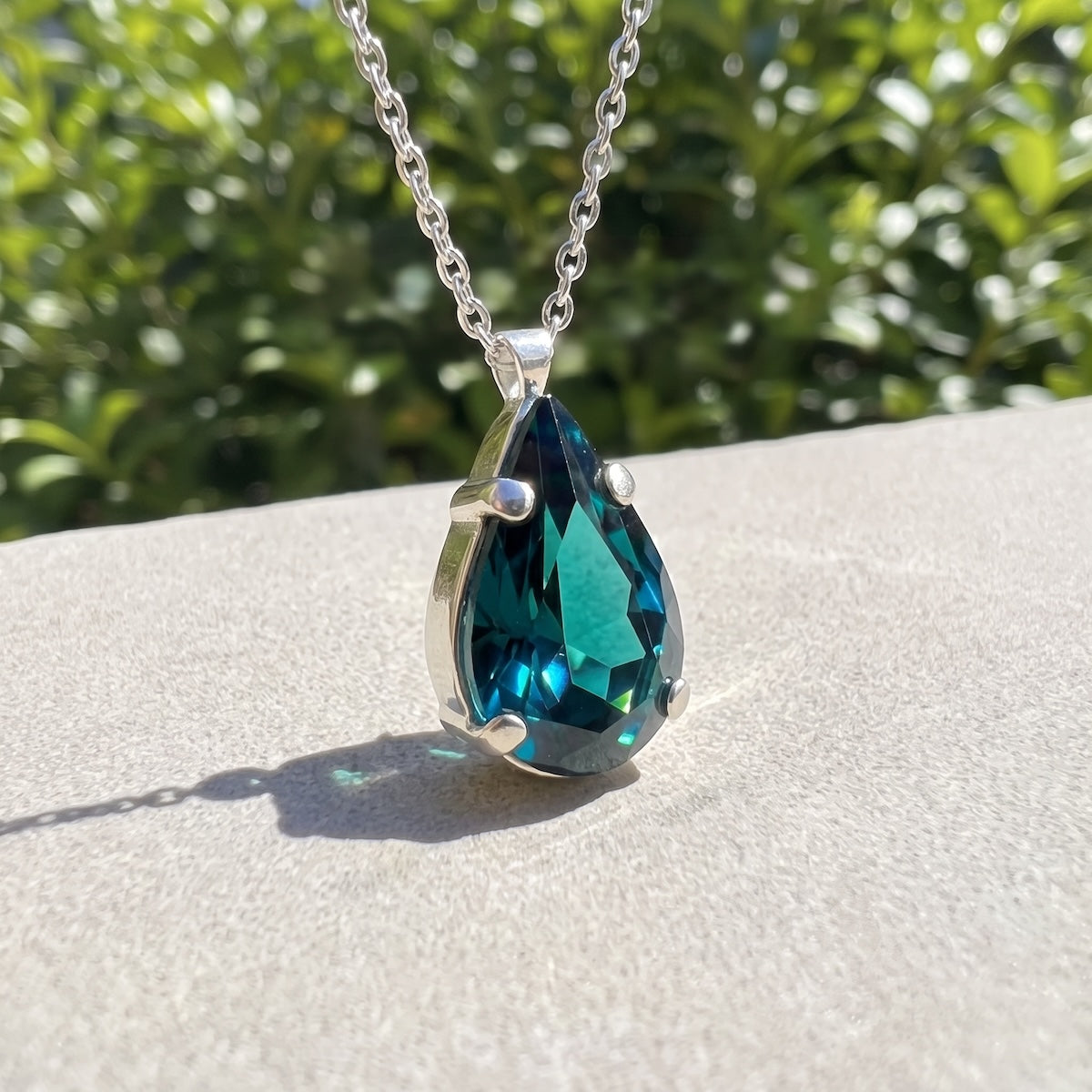 Halskettenanhänger aus 925er Sterlingsilber mit tropfenförmigem Swarovski-Kristall „Vireo“
