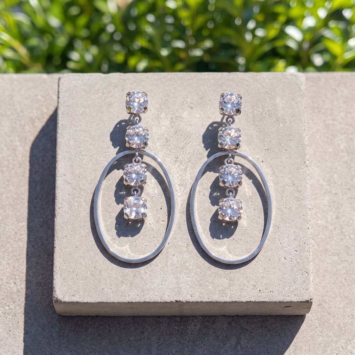 Ohrringe aus Sterlingsilber 925 mit ovalen weißen Swarovski Kristallen "Eclat"