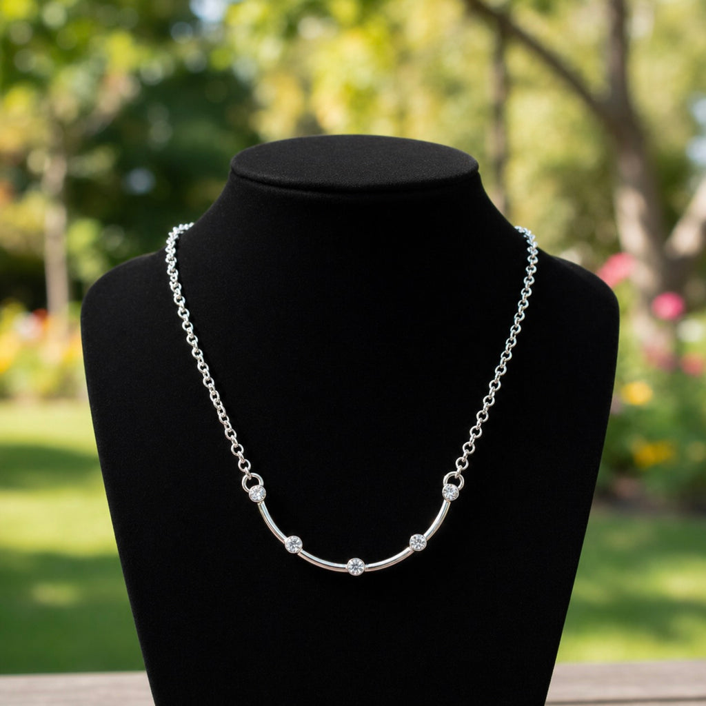 Halskette aus Sterlingsilber 925 mit Bogenanhänger und Swarovski Kristallen "Grin"