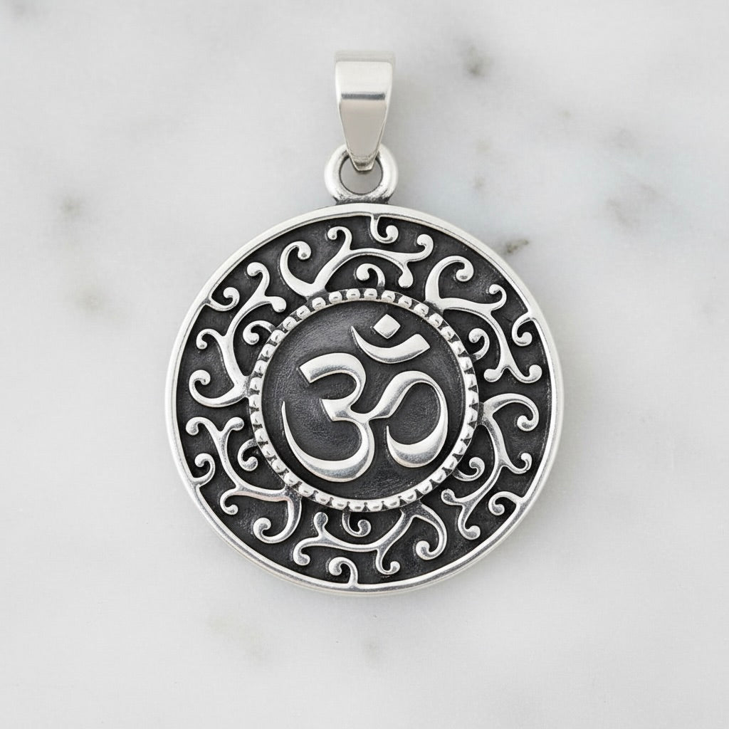 Sterlingsilber 925 Geschwärzter Om-Anhänger „Asana“