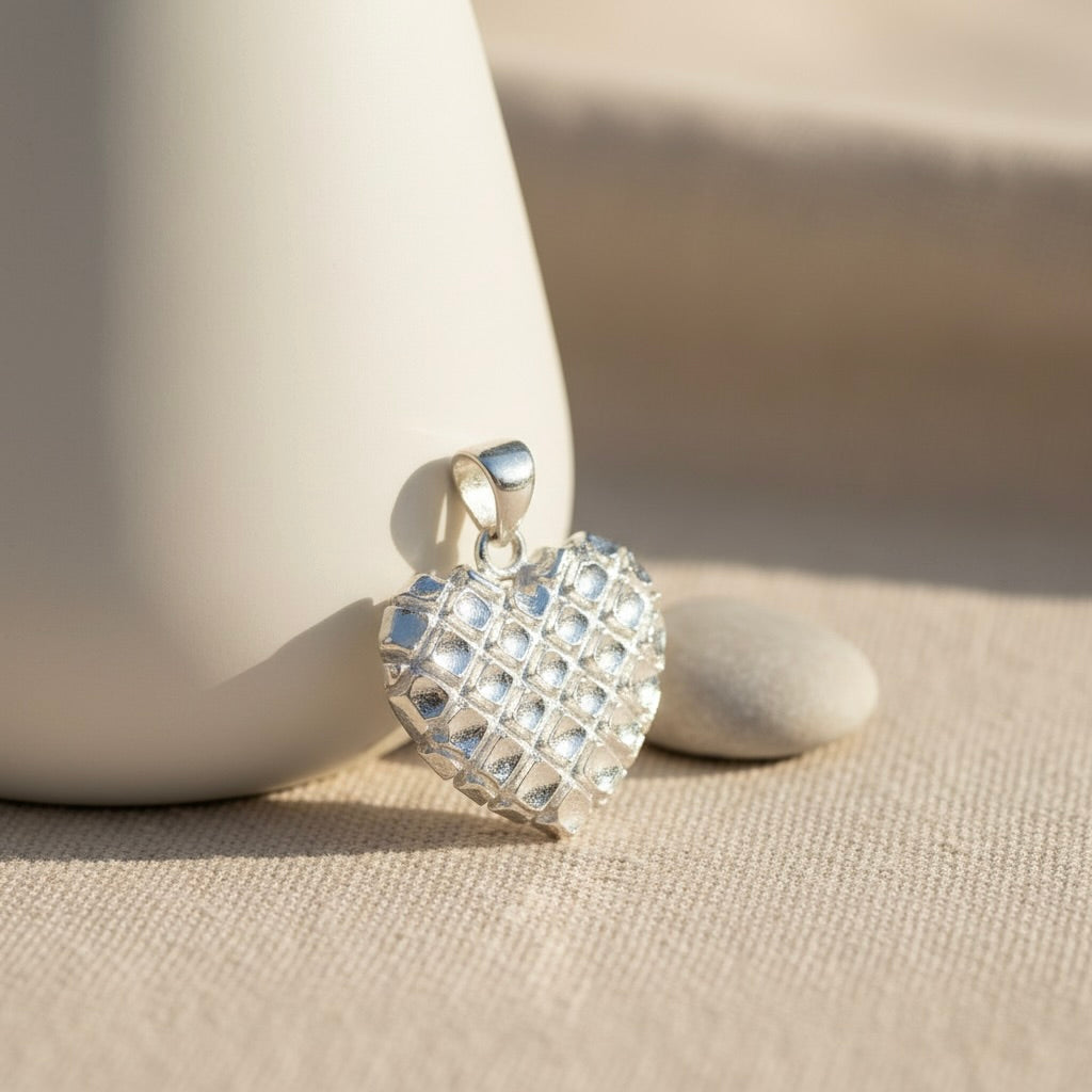 Sterlingsilber 925 strukturierter Herzanhänger „Woven Love“